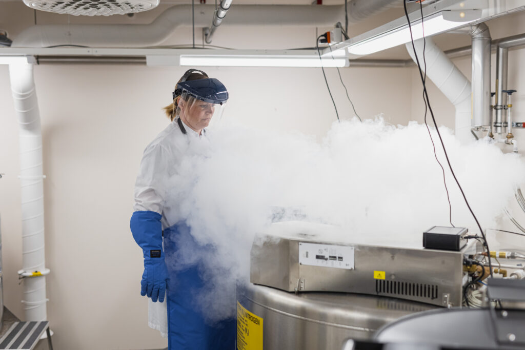 nestetyppisäiliön avaus ja höyryä