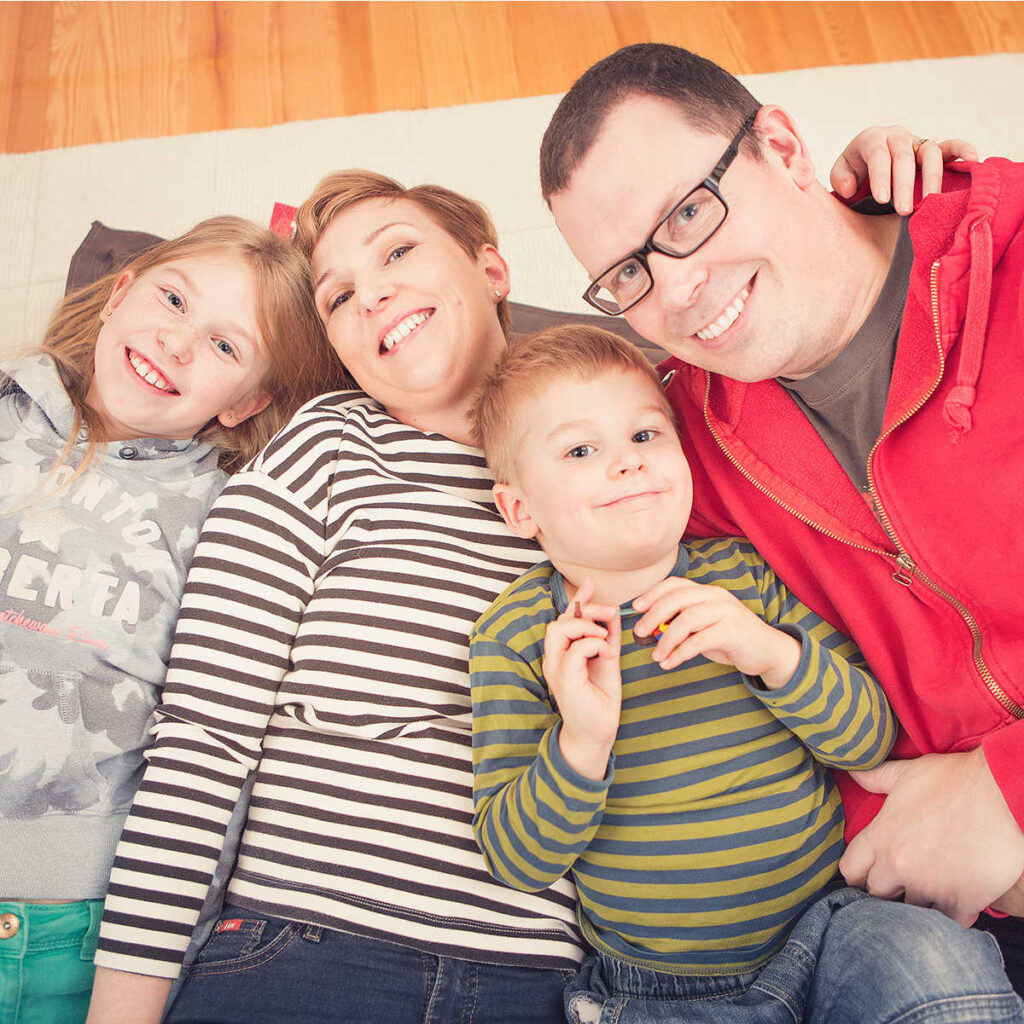 perhe kuvassa eli kaksi lasta ja kaksi aikuista