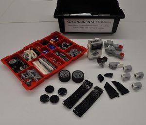 Osa LEGO-mindstorm robotin tavaroista levitettynä pöydälle.